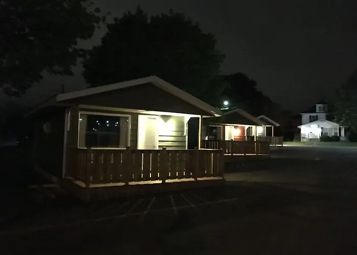 Royalty Maples Motel & Cottages